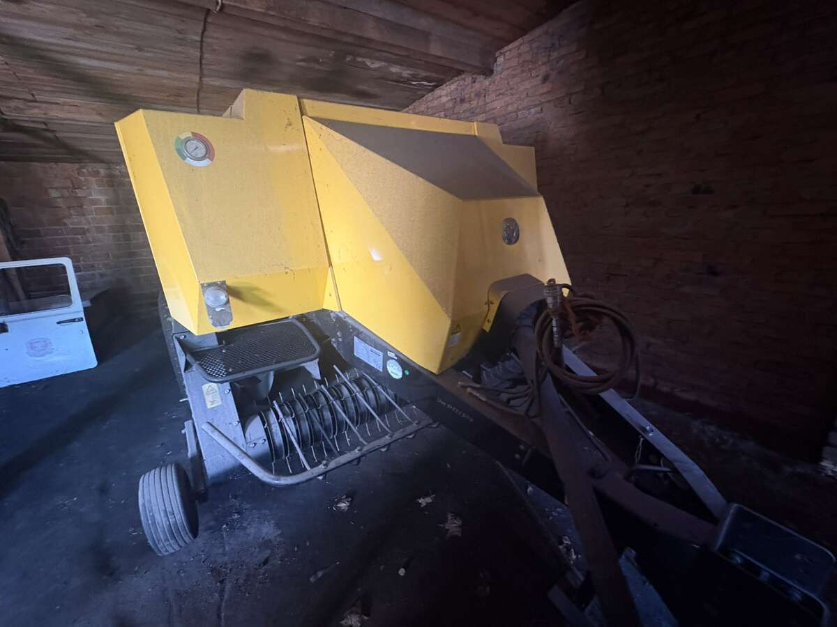 Пресс-подборщик New Holland BB9040