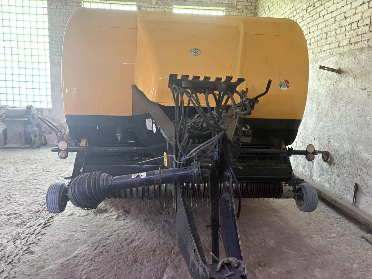 Пресс-подборщик New Holland BB9080