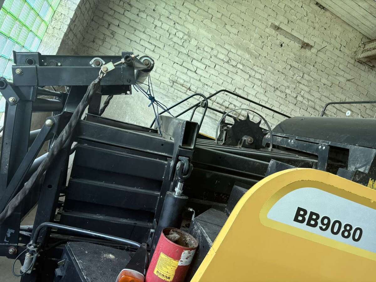 Пресс-подборщик New Holland BB9080