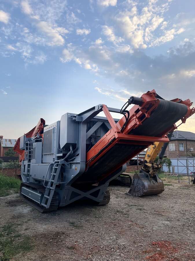 Конусная самоходная дробилка SANDVIK QH 331