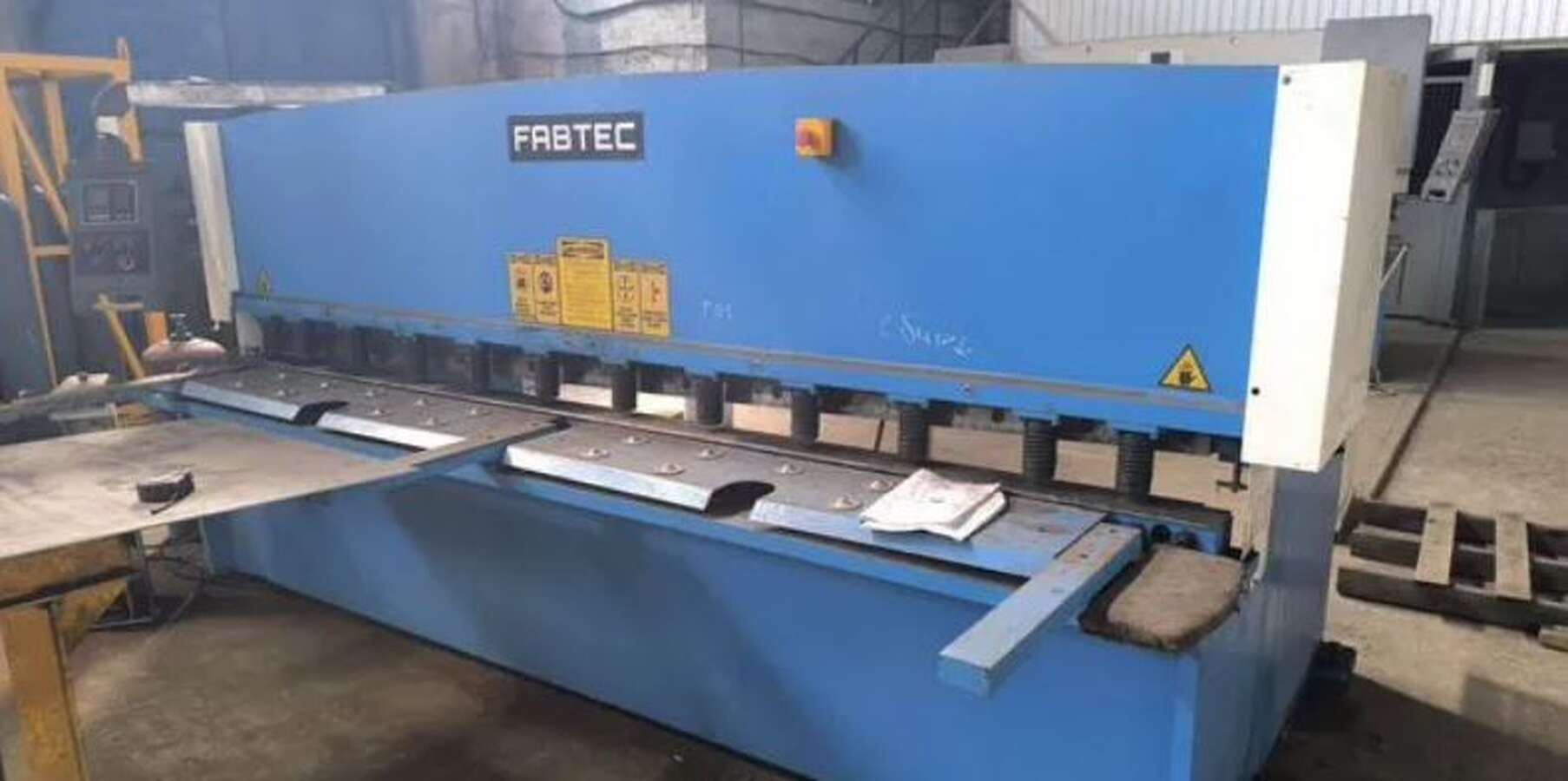 Гильотина по металлу Fabtec QC12Y с ЧПУ
