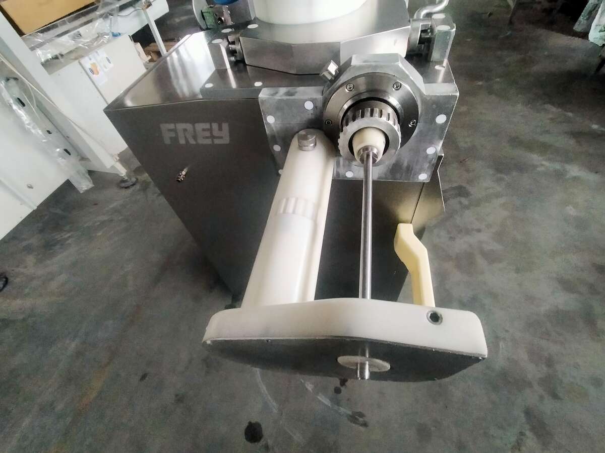 Шприц вакуумный Frey F50 с перекрутчиком