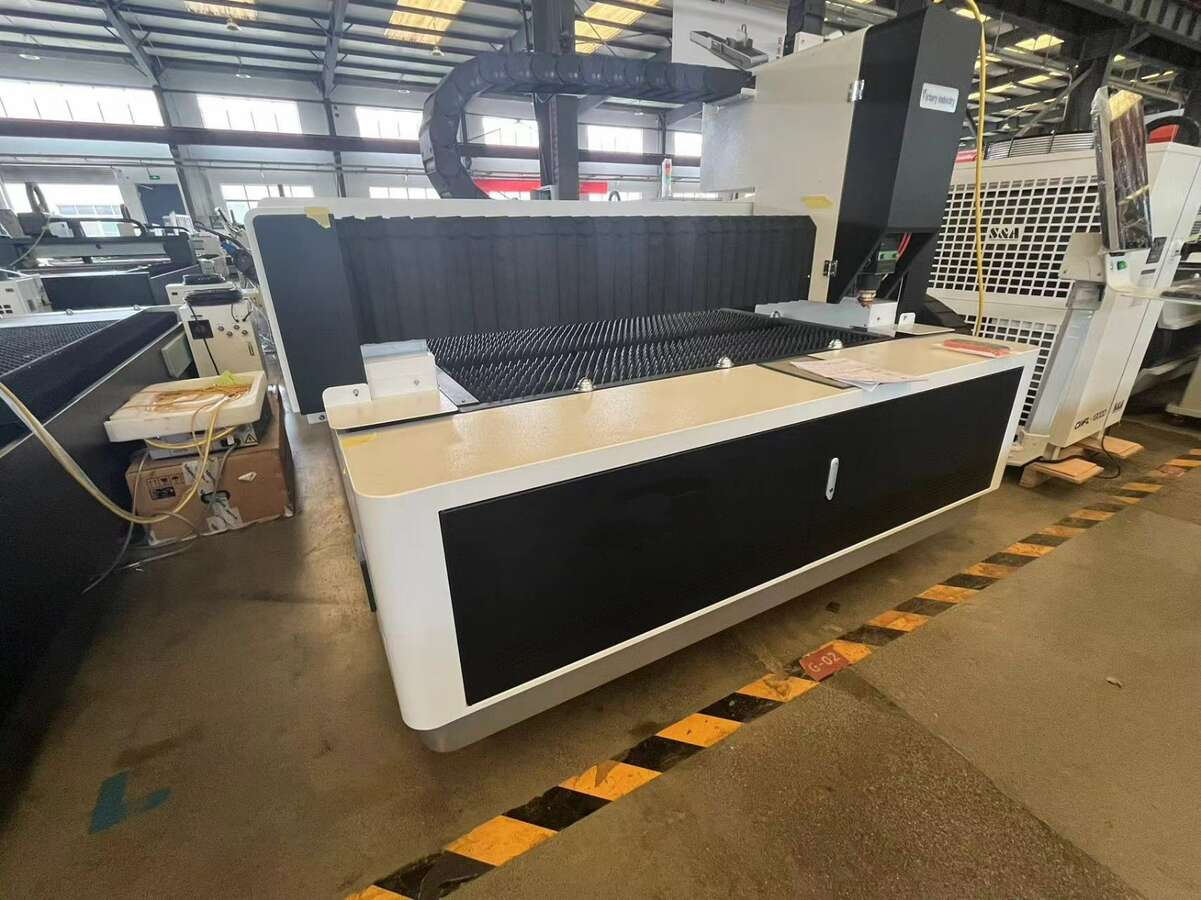 Станок для лазерной резки HR-3015E 6 кВт