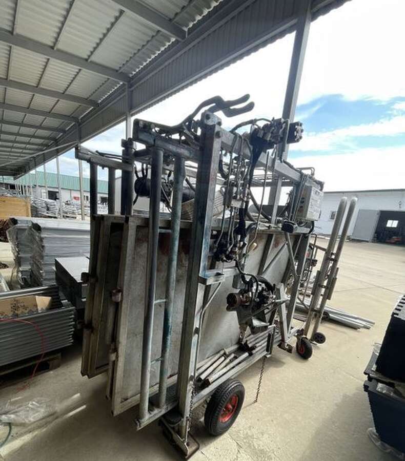 Станок для обрезки копыт KVK 650 sp2