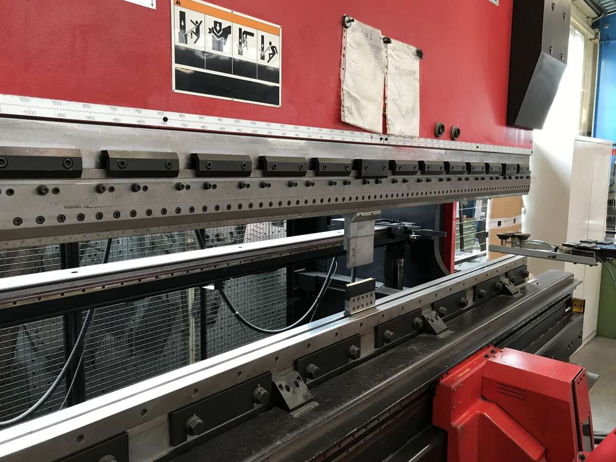 Пресс листогибочный Amada Astro 100-3 с роботом
