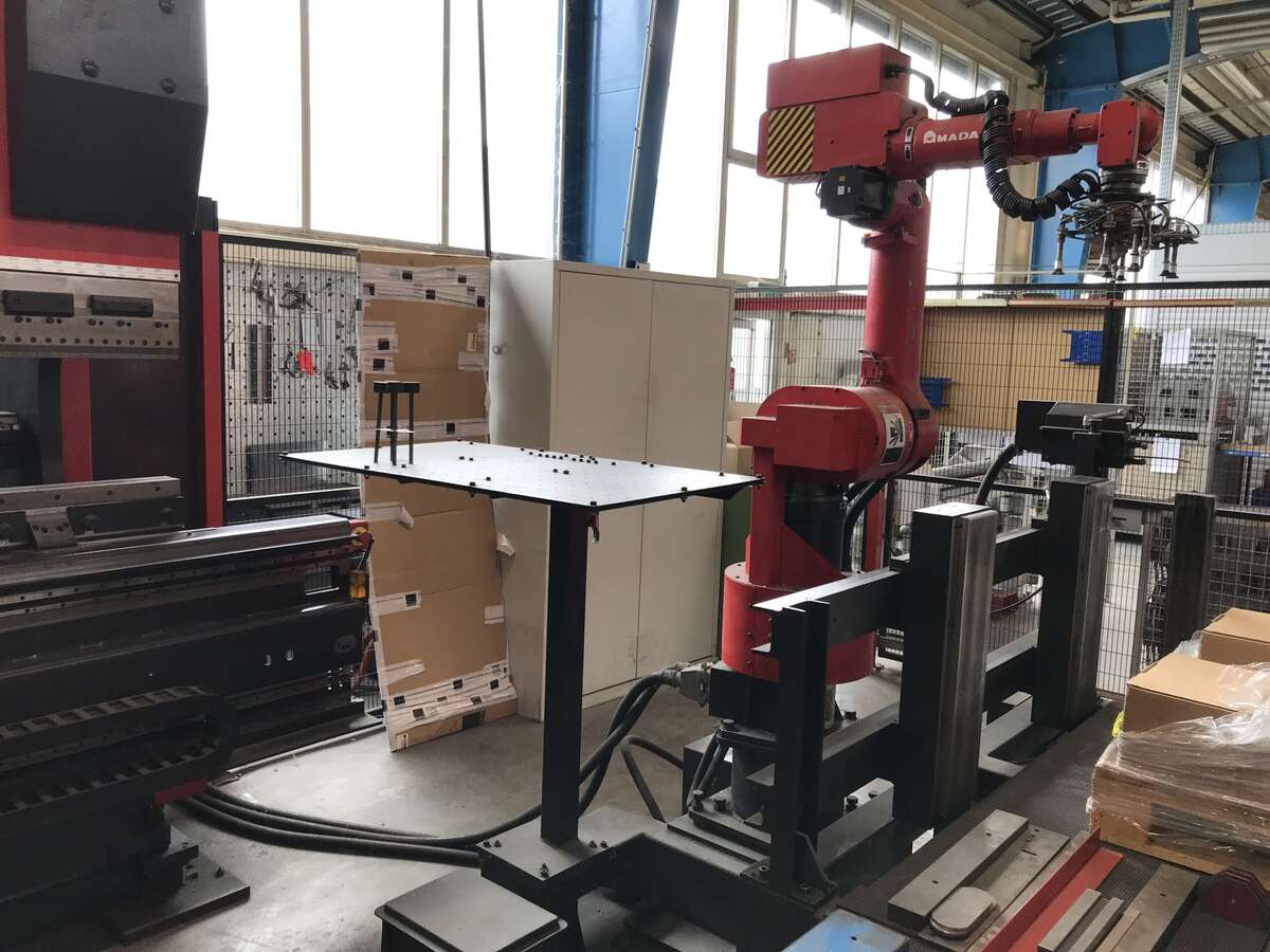 Пресс листогибочный Amada Astro 100-3 с роботом