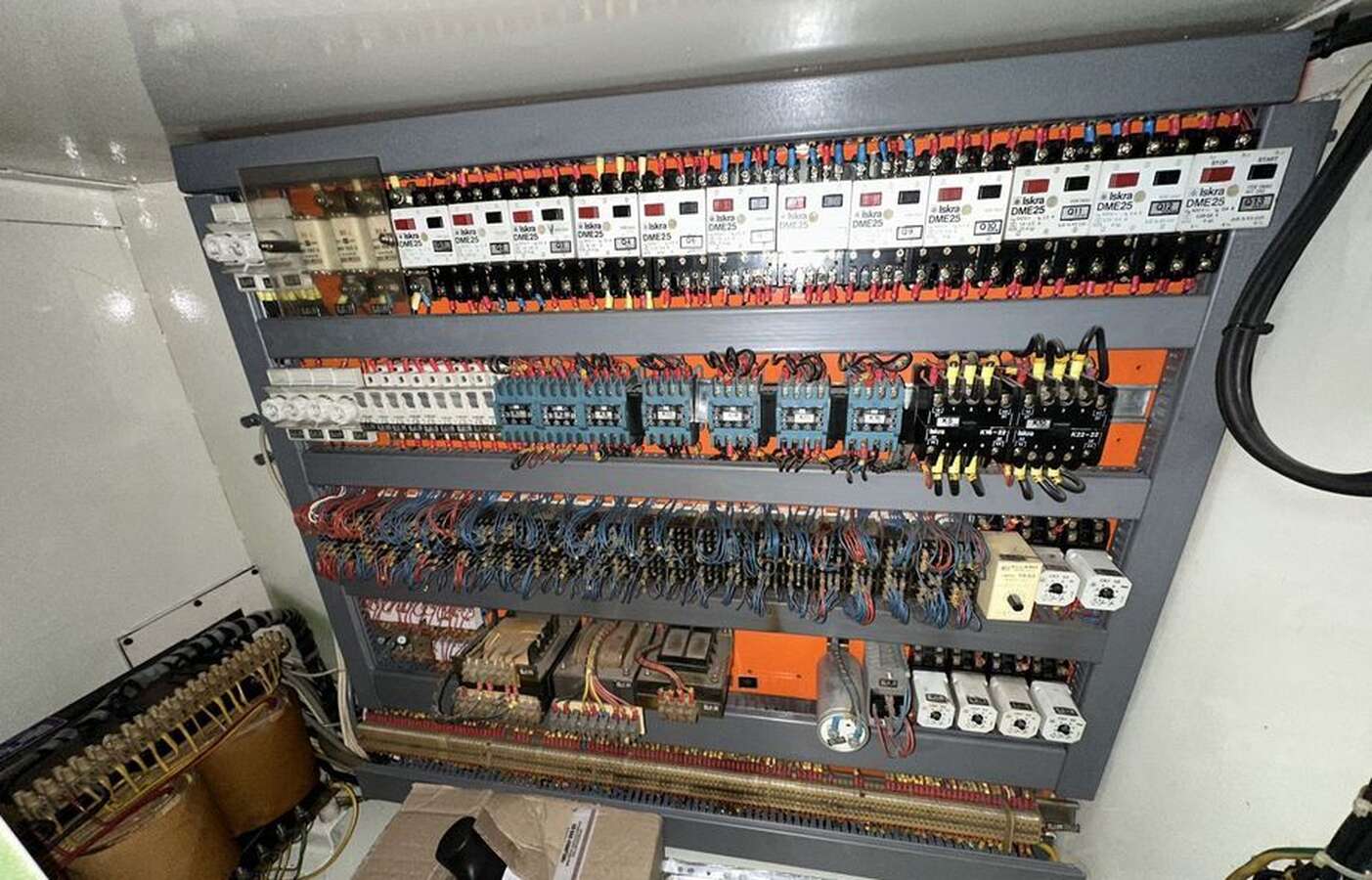 Cтанок фрезерный Prvomajska AG-400CNC 1989г.в.
