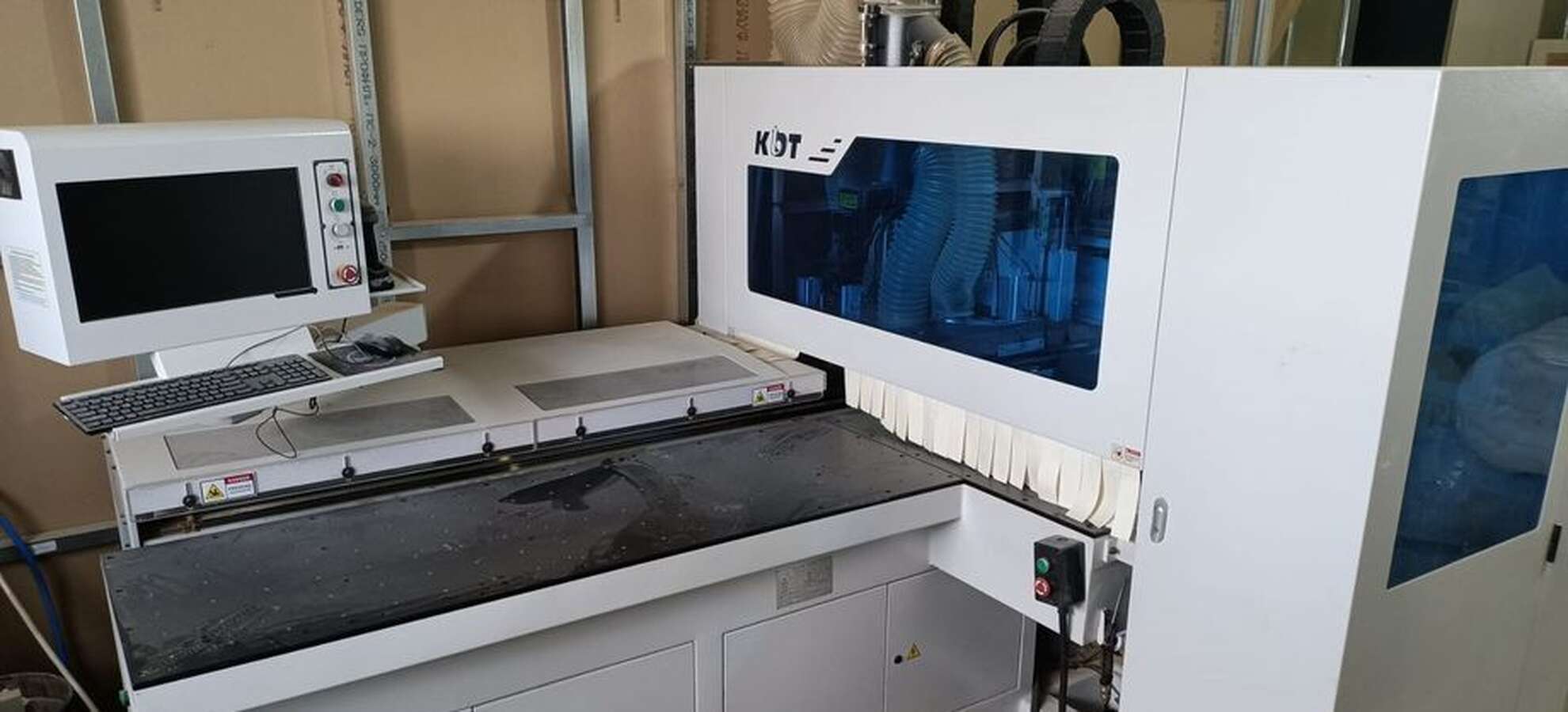 Сверлильно-присадочный станок KDT 2590 с ЧПУ.