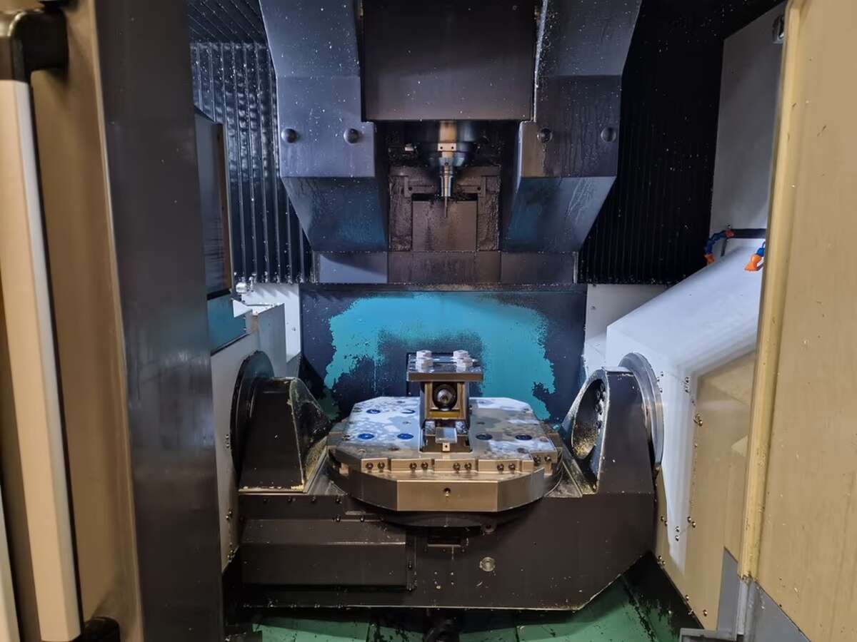 Обрабатывающий центр DOOSAN VC 630/5AX 5-ти осевой