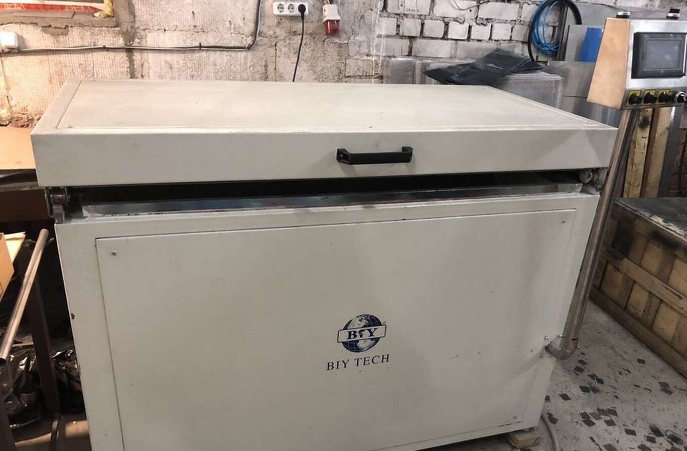 Термоформовочная машина BIY-V1360A