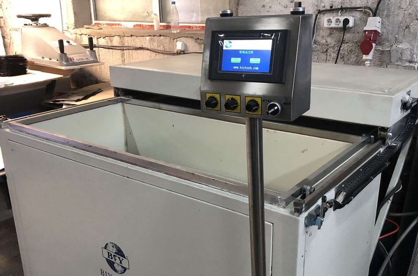 Термоформовочная машина BIY-V1360A