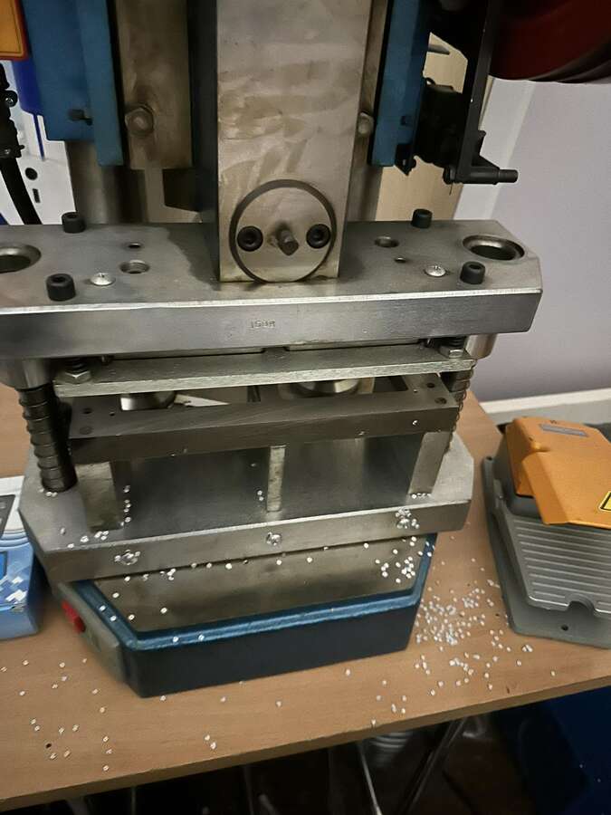 Тигельный вырубщик на две карты НТ-306-2