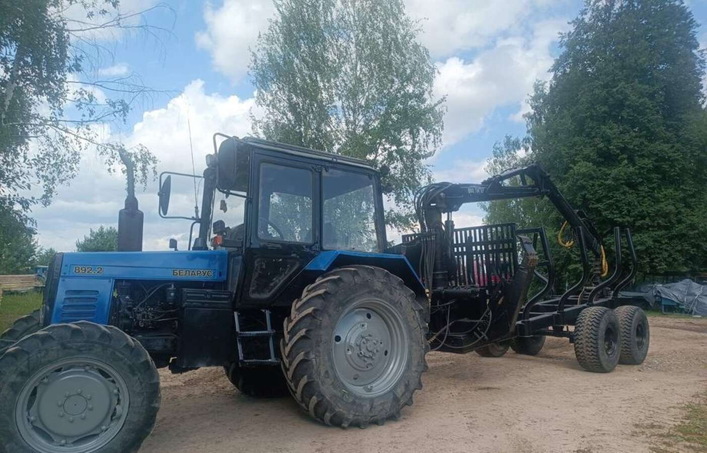 Трактор в сцепке МТЗ 892.2