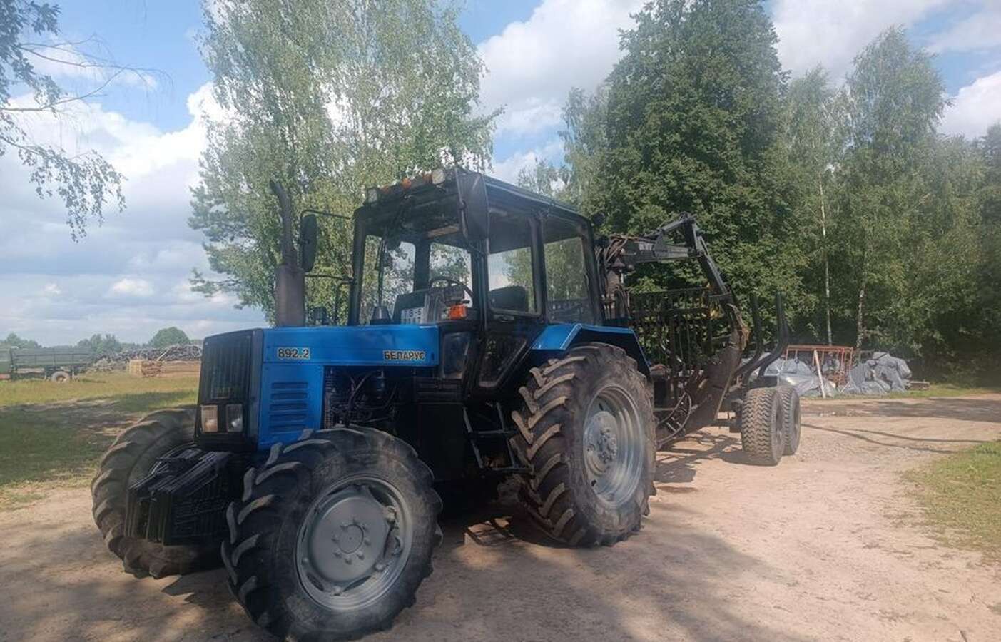 Трактор в сцепке МТЗ 892.2