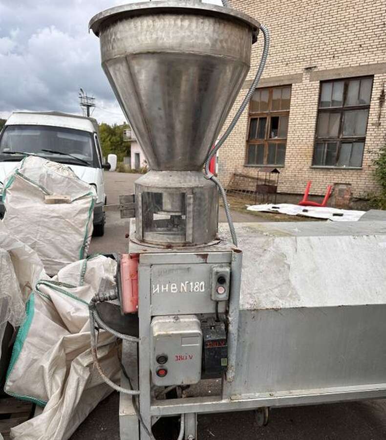 Машина для добавления сухих добавок