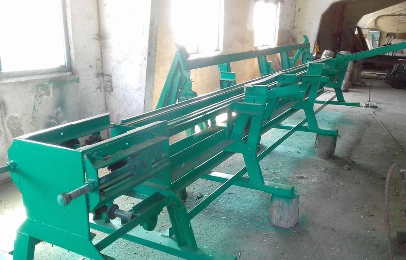 Накопительный стол для выдачи бревен