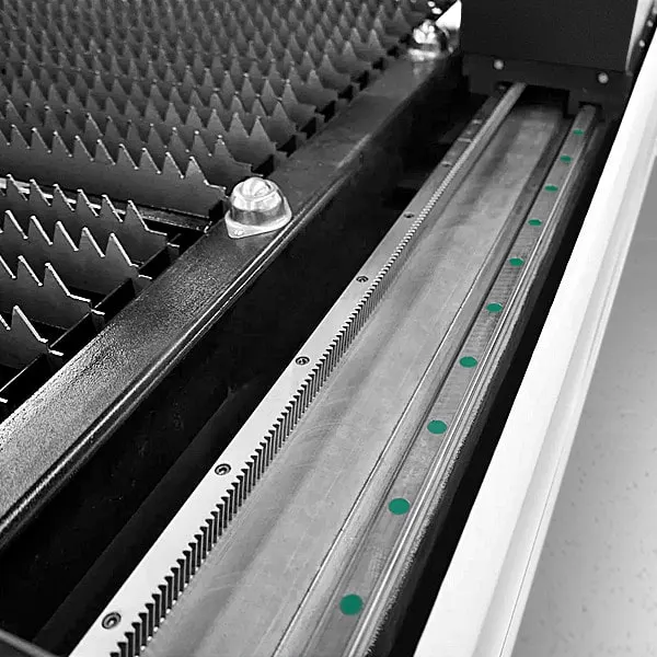 Станок лазерной резки по металлу с защитной кабиной и сменным столом FIBER TS 1530 H 2000 Вт (сварная станина из листового металла)