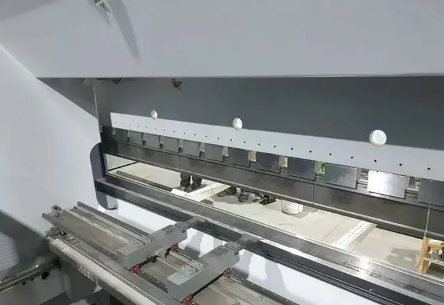 Пресс листогибочный гидравлический LVD PPED 165/30