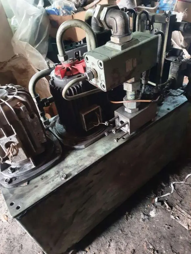 Пресс для производства резиновых изделий, 200 тонн