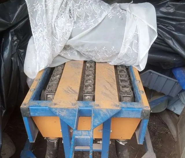 Сажалка и копатель для лука, чеснока, тюльпанов