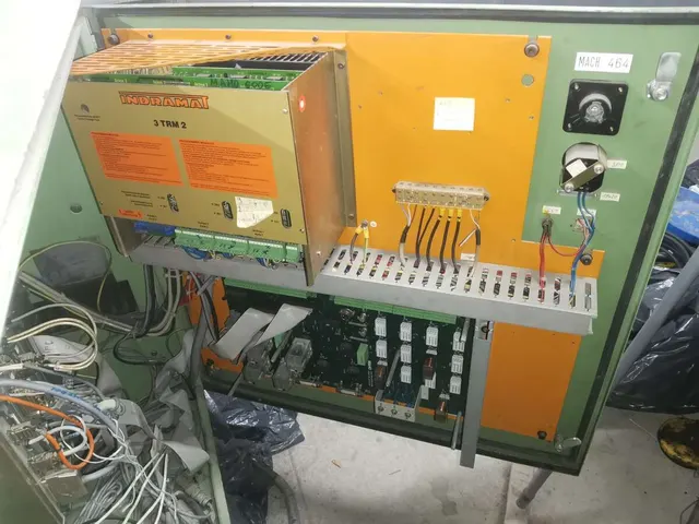 Фрезерный станок с ЧПУ MAHO 600E