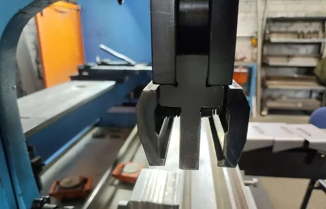 Листогиб WE67K 125 тонн усилие 3200мм
