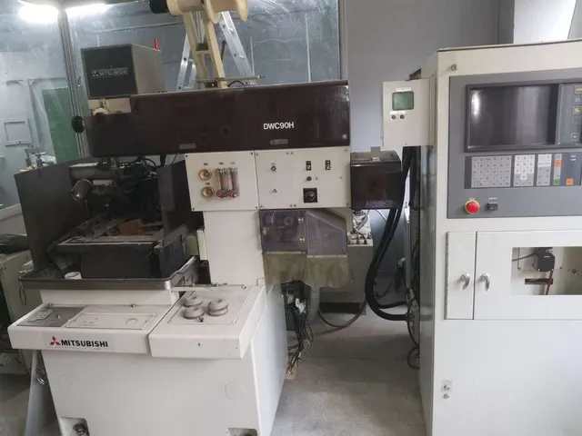 Электроэррозийный станок Mitsubishi DWC90C