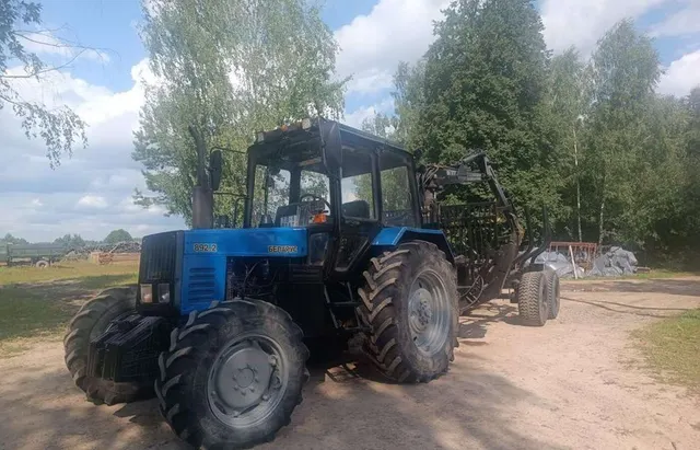 Трактор в сцепке МТЗ 892.2