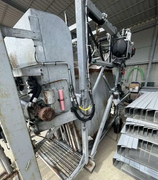 Станок для обрезки копыт KVK 650 sp2