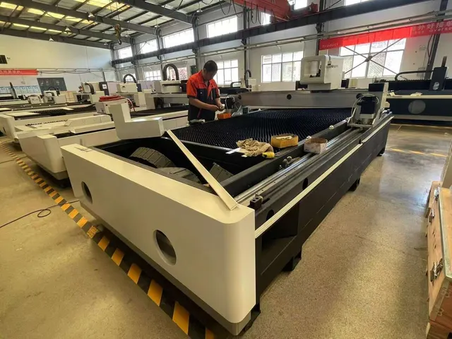 Станок для лазерной резки HR-3015E 6 кВт