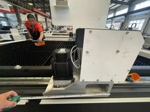 Станок для лазерной резки HR-3015E 6 кВт