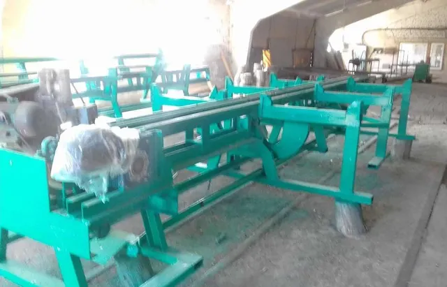 Накопительный стол для выдачи бревен