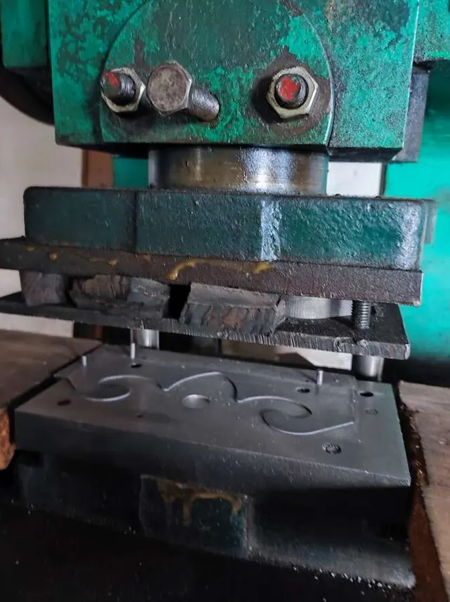 Пресс кривошипный со штампом