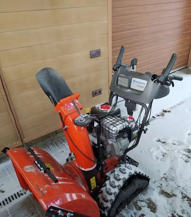 Снегоуборочная машина Husqvarna ST 268EPT