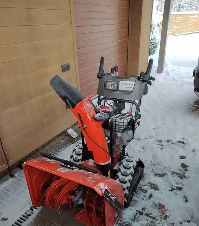 Снегоуборочная машина Husqvarna ST 268EPT