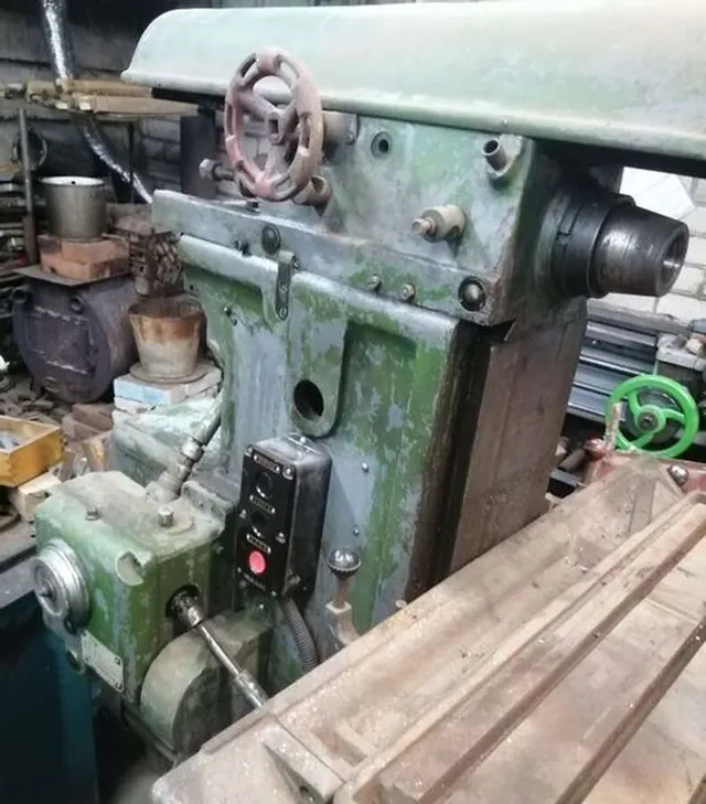 Станок фрезерный 677