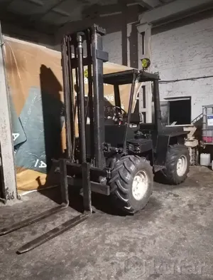 Вилочный погрузчик Manitou.