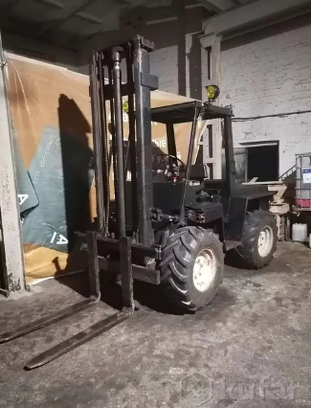 Вилочный погрузчик Manitou.