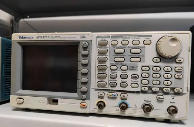 Генератор произвольной формы Tektronix AFG3252